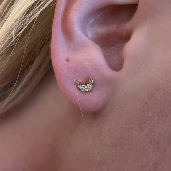 Half moon stud earrings - Picture 1 of 3